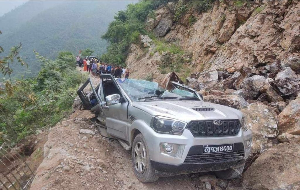 पाल्पा बुटवल सडकखण्डमा सख्खा पहिरो खस्दा जीपमा सवार ३ को मृत्यु, ८ घाइेते
